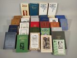 un grand nombre de livres posés sur une table