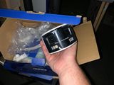 une personne tenant un téléphone portable dans une boîte