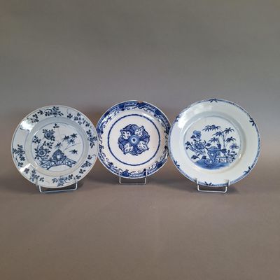 CHINE Deux assiettes en porcelaine émaillée bleu, XIXèmes. D…