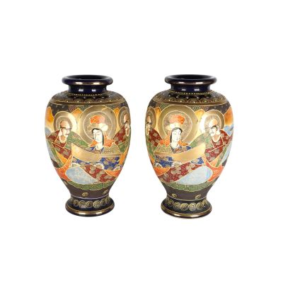 Paire de vases de forme balustre en porcelaine émaillée poly…