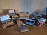 un grand nombre de petites boîtes posées sur une table