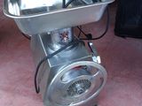une petite machine posée sur le sol