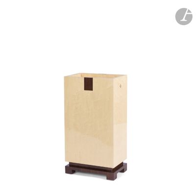 une image représentant une boîte en carton posée sur un support en bois, sur fond blanc