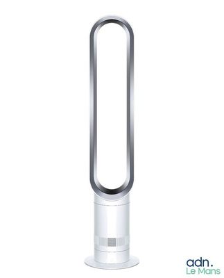 un ventilateur sur pied blanc et argent posé sur une table