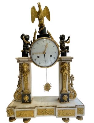 Importante pendule portique en marbre blanc à riche garnitur…