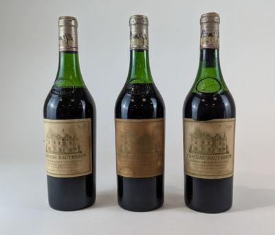 trois bouteilles de vin posées l'une à côté de l'autre sur une table