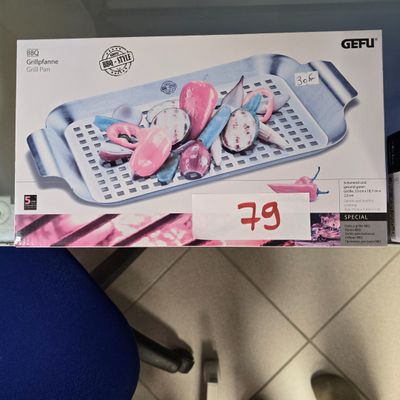 une photo d'une boîte de nourriture posée sur une étagère
