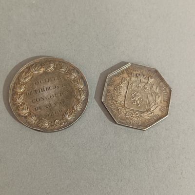 deux pièces d'argent, dont l'une porte une couronne et l'autre est ornée d'une couronne