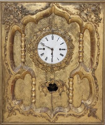 une image représentant une horloge dorée avec un cadran blanc sur fond blanc