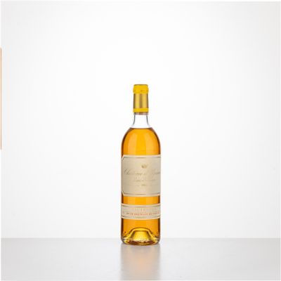 une bouteille de vin posée sur une table à côté d'un verre