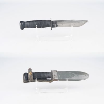 deux types de couteaux différents exposés sur une table