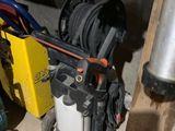 une machine posée par terre à côté d'une boîte jaune