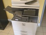 une imprimante placée au-dessus d'une armoire