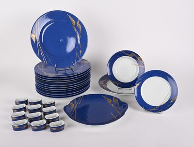 plusieurs assiettes et tasses posées sur une table