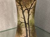 un vase sur lequel figure l'image d'un arbre