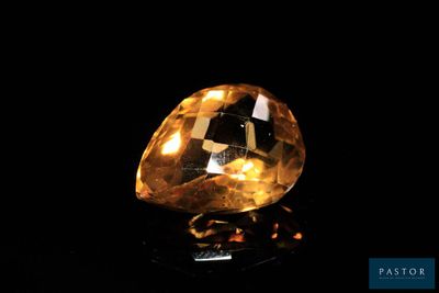 gros plan d'un diamant jaune sur une surface noire