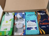 une boîte contenant du café, des sachets de thé et d'autres articles