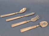 six couverts, dont une fourchette, un couteau et une cuillère