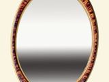 un miroir doté d'un cadre doré orné de fleurs