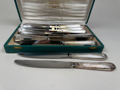 quatre couteaux dans une boîte sur laquelle est représenté un couteau