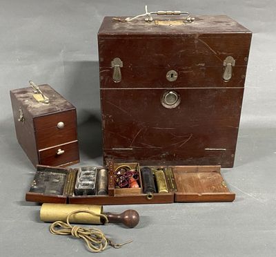 une petite boîte en bois, une petite boîte en bois, une petite boîte en bois, une petite boîte en bois, une petite boîte en bois, une petite boîte en bois