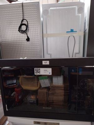 une photo d'un réfrigérateur et d'un congélateur dans un magasin