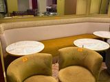 trois chaises et une table dans un coin de la pièce