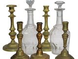 cinq vases en verre posés les uns à côté des autres sur une table