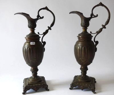 deux vases posés l'un à côté de l'autre sur une table