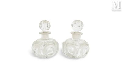 une paire de flacons de parfum en verre transparent sur fond blanc