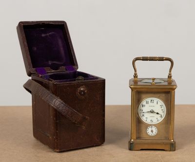 une petite boîte en bois avec une horloge à l'intérieur