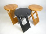 deux tabourets et une table sur fond blanc