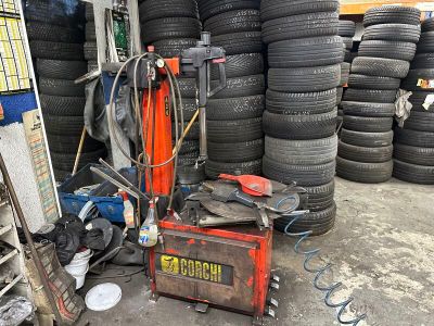un tas de pneus et une machine dans un garage