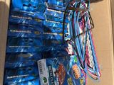 une boîte en carton remplie d'un tas de brosses à dents et de dentifrice