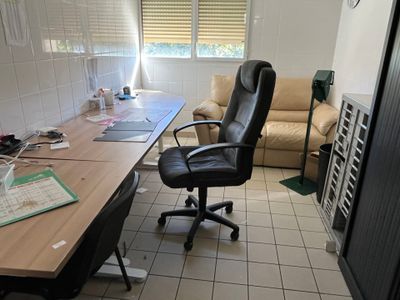 un bureau avec une chaise et un ordinateur dessus