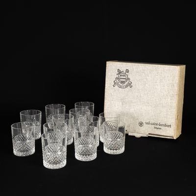un lot de six verres et une boîte ornée d'un motif représentant un crâne et des os croisés