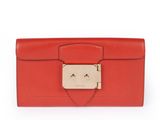 un portefeuille en cuir rouge muni d'un fermoir métallique