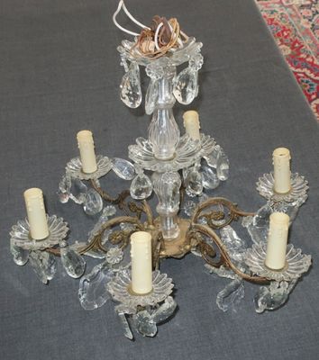 un lustre en cristal orné de cinq bougies