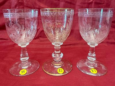 trois verres à vin posés sur une nappe rouge