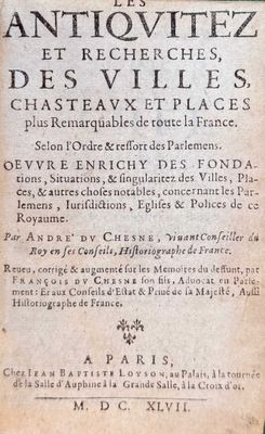 un vieux livre sur lequel figurent des inscriptions, avec une image d'une horloge en arrière-plan