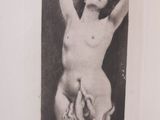 une photo en noir et blanc d'une femme nue tenant une pancarte