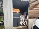un camion blanc garé devant un bâtiment
