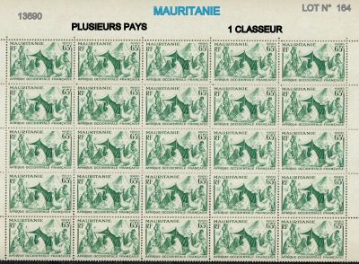 un gros plan d'un timbre sur lequel figurent des chevaux