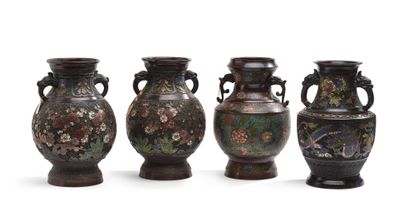 quatre vases sont alignés sur une surface blanche