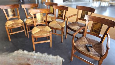 many chairs that are arranged in a circle on the floor