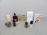 de nombreux parfums différents, disposés les uns à côté des autres sur une table