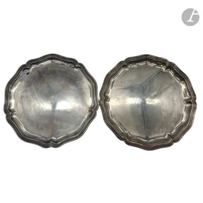 paire de plats anciens en métal argenté sur un socle, sur fond blanc