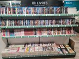 de nombreux DVD sur les rayons du magasin