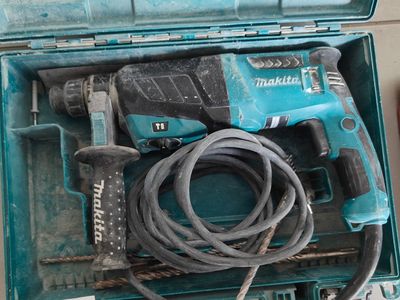une boîte bleue contenant une perceuse filaire et un marteau-perceuse filaire