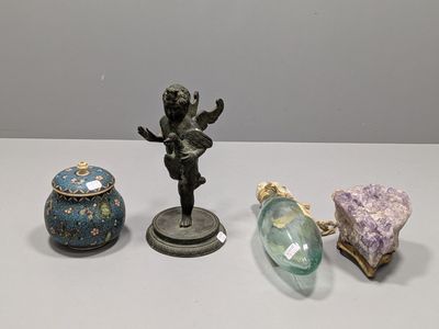 trois petites figurines posées les unes à côté des autres sur une table